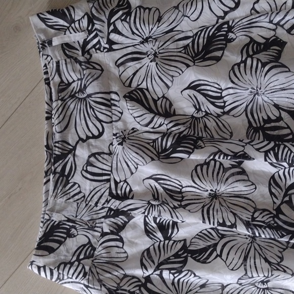 XL LE CHATEAU Beautiful Floral Lined Full Circle Skater SKIRT w Wide Waistband!! - Picture 7 of 7